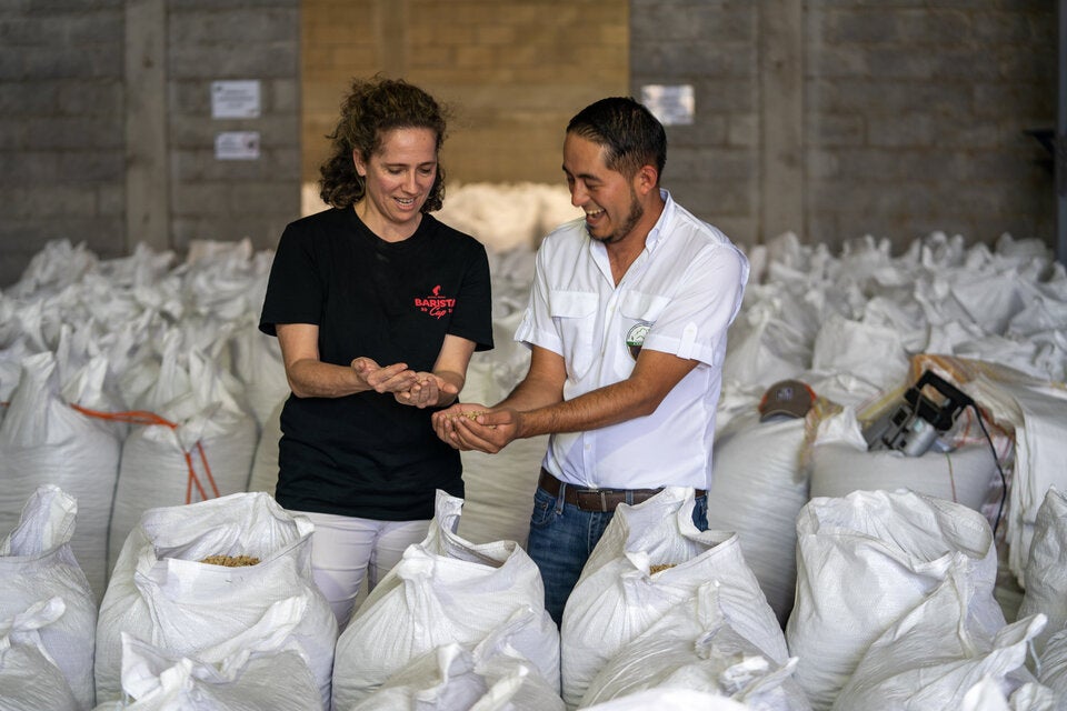 Julius Meinl Geschäftsführerin Christina Meinl mit Felipe Galo von der Kooperative Copracnil in Honduras