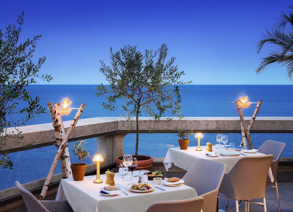 Gelegen zwischen dem Casino Monte-Carlo und der Mittelmeerküste gehört das Fairmont Monte Carlo mit 596 Zimmern und Suiten, alle mit Balkon, zu den beliebtesten Hotels der Stadt. Sie vereinen den Stil der Belle Époque mit modernen Elementen.