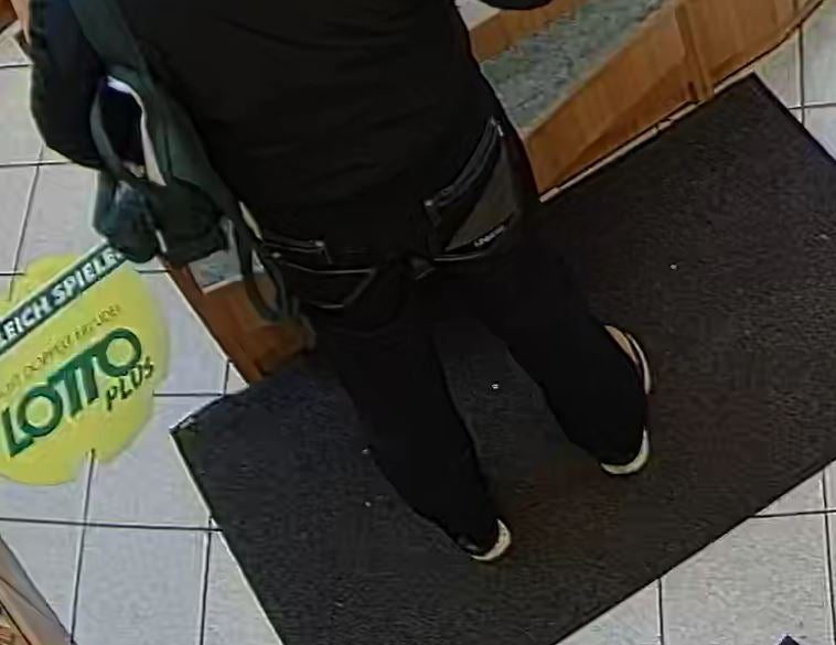 Raubüberfall mit Messer: Täter auf der Flucht