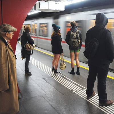 Hosenlos in der Wiener U-Bahn