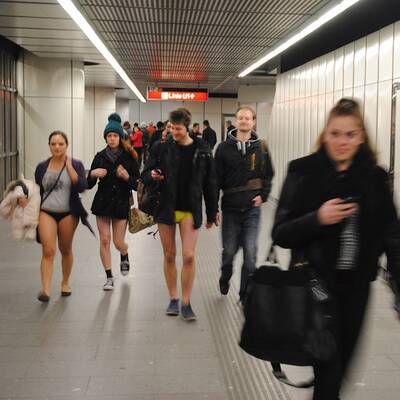 Hosenlos in der Wiener U-Bahn
