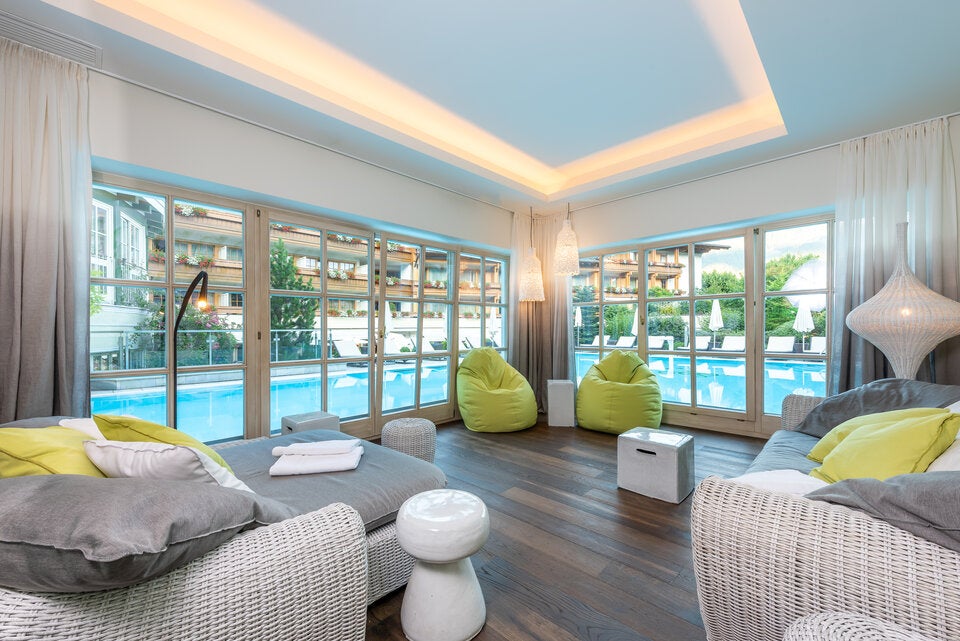 Relaxen. Edel inszenierte Ruheräume mit diversen Sitz- und Liegemöglichkeiten.