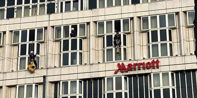 Klima-Rebellen seilen sich aus Luxus-Hotel ab