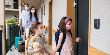 Familie besucht ein Hotel in Coronazeiten