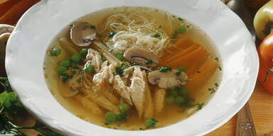 Huehnersuppe mit Fadennudeln