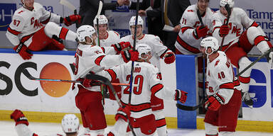 Hurricanes verk&uuml;rzen gegen Tampa Bay auf 1:2