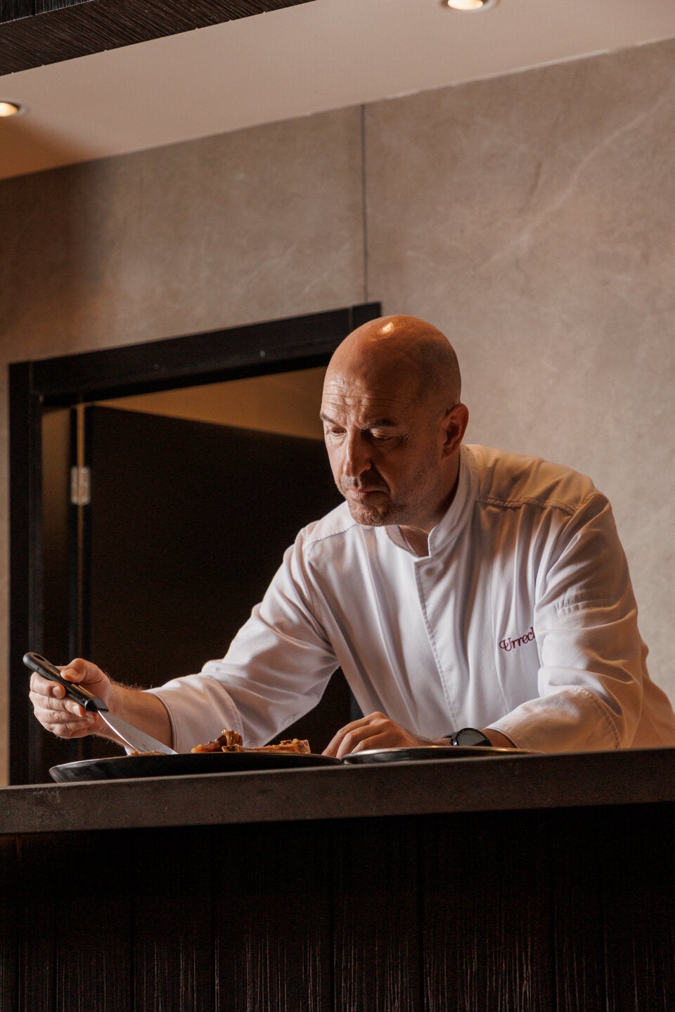 Chefkoch Íñigo Urrechu zaubert innovative Gerichte mit baskischem Touch.