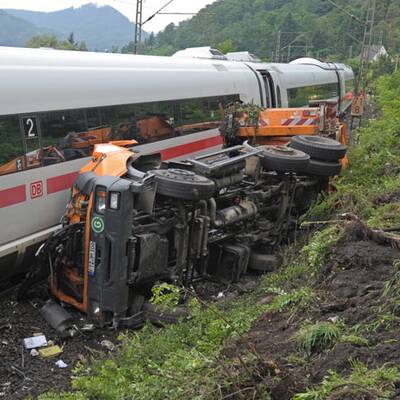 Müllauto schlitzt ICE auf