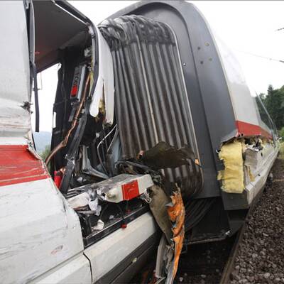 Müllauto schlitzt ICE auf