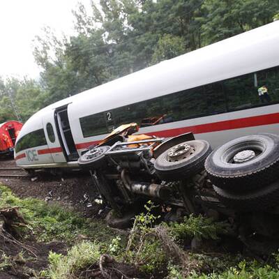 Müllauto schlitzt ICE auf