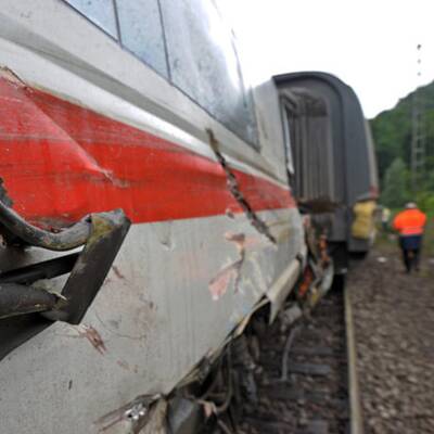 Müllauto schlitzt ICE auf