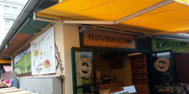 Mann geriet mit Arm in die Nudelmaschine