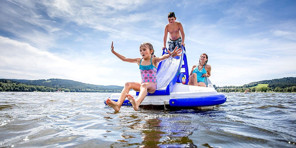 Kinder baden am Lipno Stausee