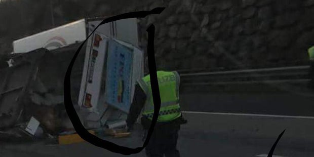 FPÖ-Wahlkampfwagen baut Crash auf der A1