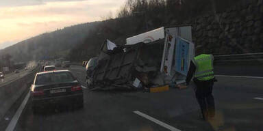 FPÖ-Wahlkampfwagen baut Crash auf der A1