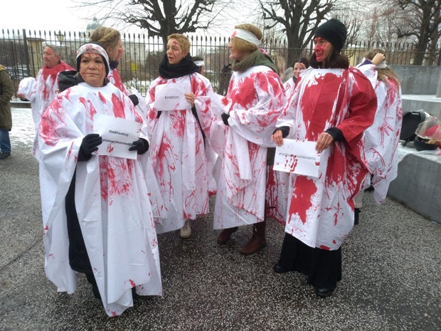 Blut-Mob vor dem Kanzleramt