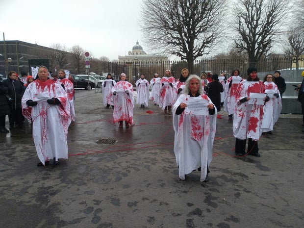 Blut-Mob vor dem Kanzleramt