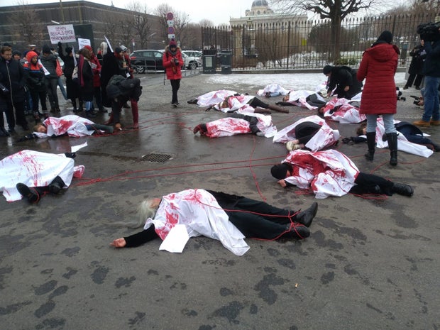 Blut-Mob vor dem Kanzleramt