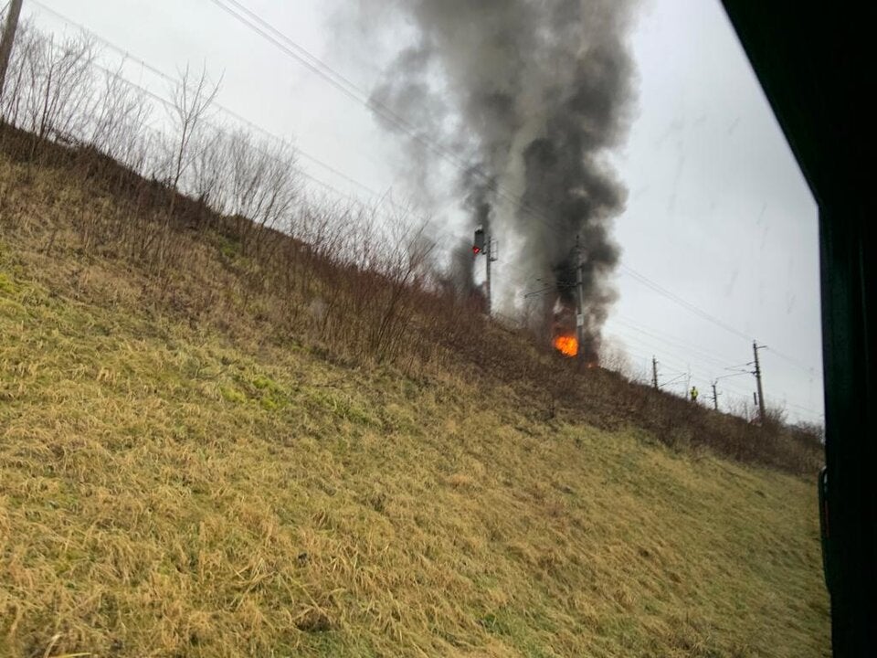 Zug in Vollbrand: Westbahnstrecke gesperrt