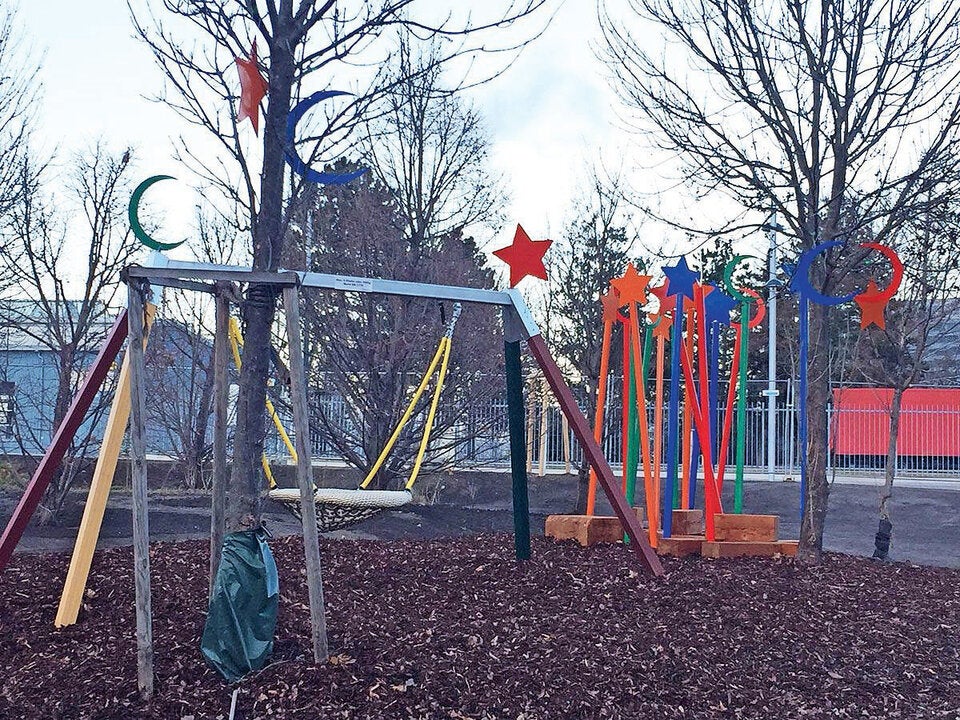 Hoppala: Halbmond glänzt auf der Kinder-Schaukel