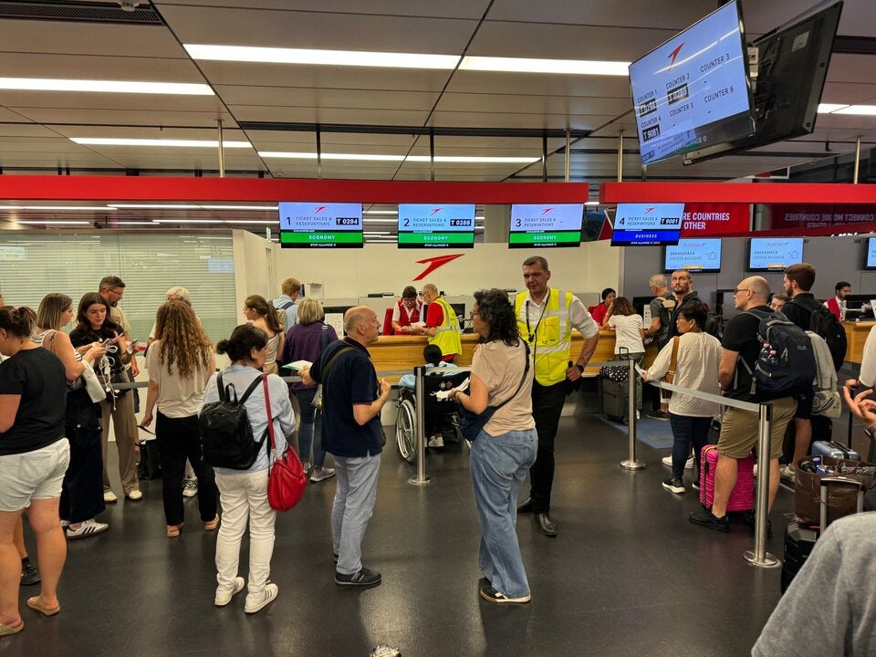 Warten auf den Abflug - oder auf die Feldbetten. Zermürbte Passagiere am Flughafen.