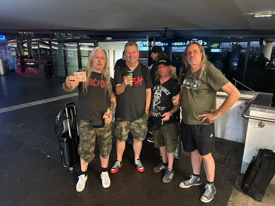 oe24-Kulturchef Zeidler mit Rockband Sodom am Flughafen.