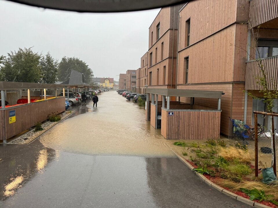 Neue Wohnhaus-Anlage in Ober-Grafendorf unter Wasser.