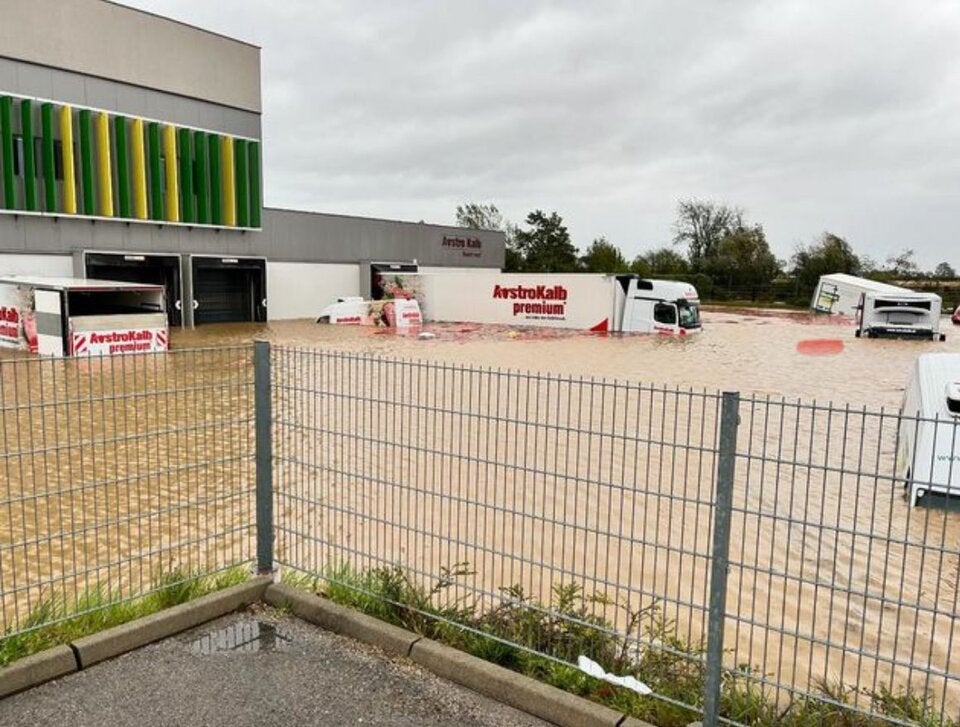 LKW von AstroKalb unter Wasser.