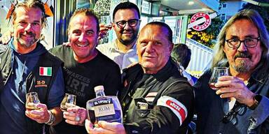 Christian Löschnigg (2.v.r.) produziert den Premium Rum