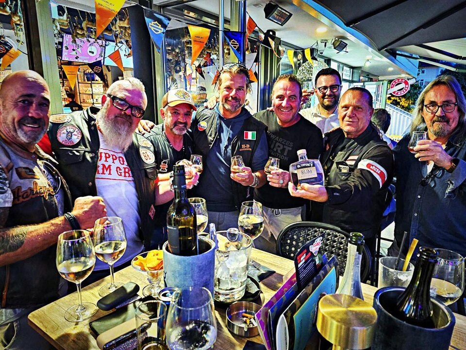 Christian Löschnigg (2.v.r.) produziert den Premium Rum