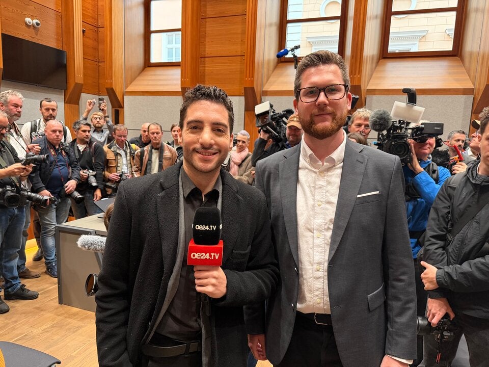 oe24-Reporter Marvin Bergauer und Aaron Brüstle im Schwurgerichtssaal des Landesgerichts Innsbruck