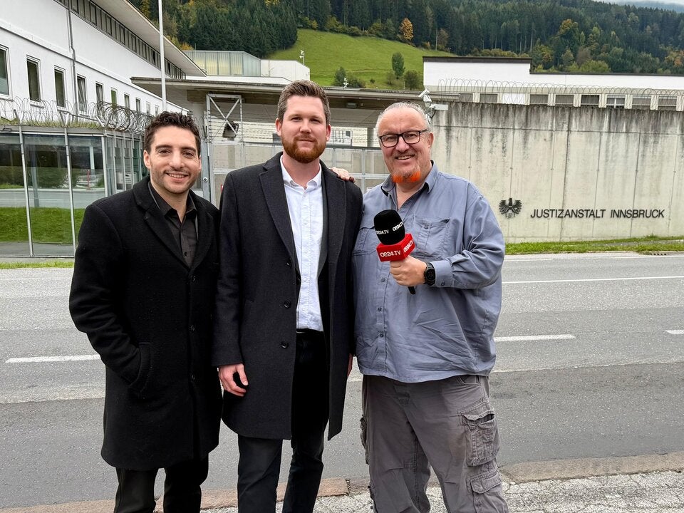 oe24-Reporter vor Ort