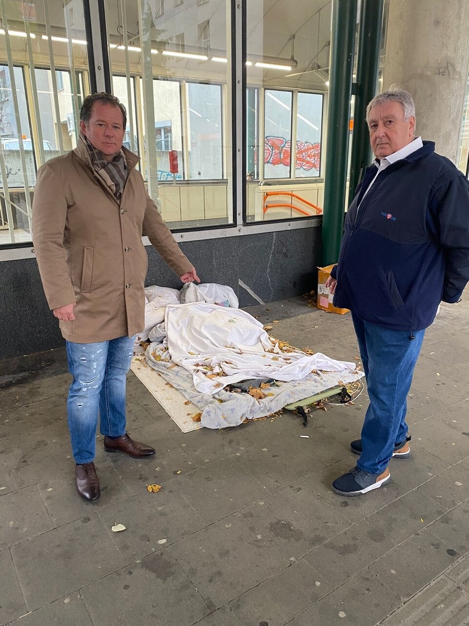 Gemeinderat Paul Stadler und Bezirksrat Wolfgang Kieslich machen auf die katastrophalen Zustände aufmerksam.