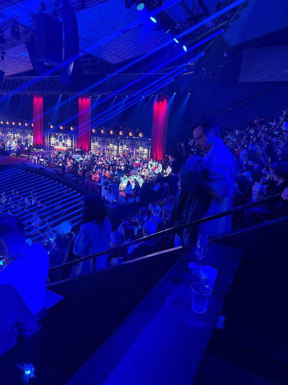 Was ist da los?  ESC-Show läuft noch - Gäste laufen bereits aus Halle
