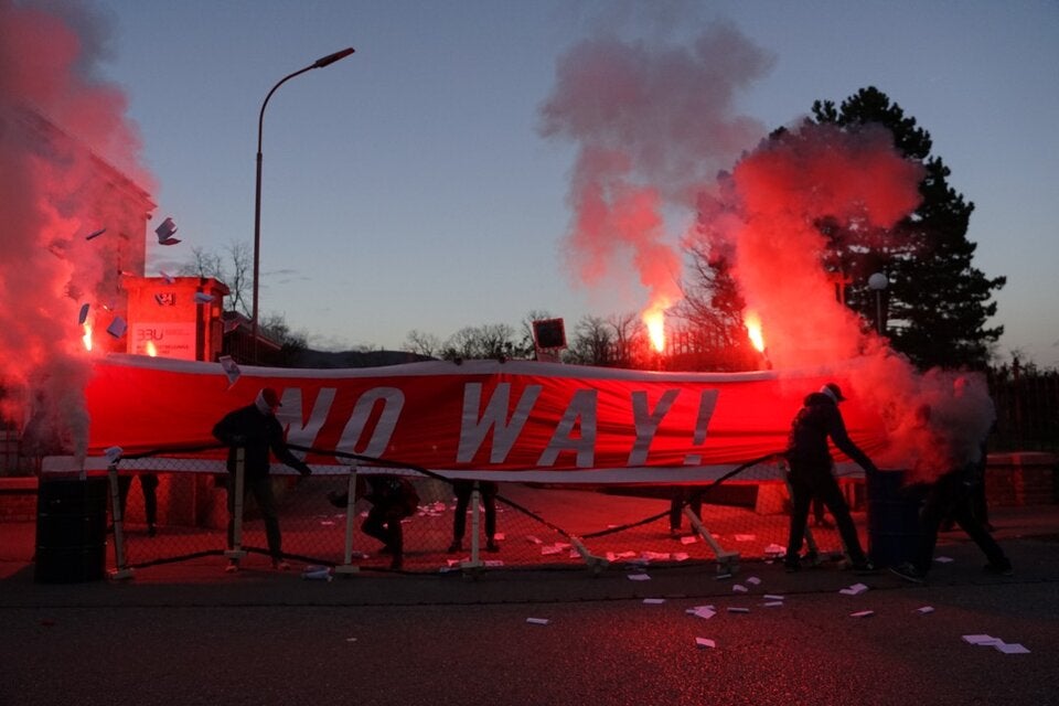 Vermummte Rechtsextreme verbarrikadieren Asylzentrum-Eingang