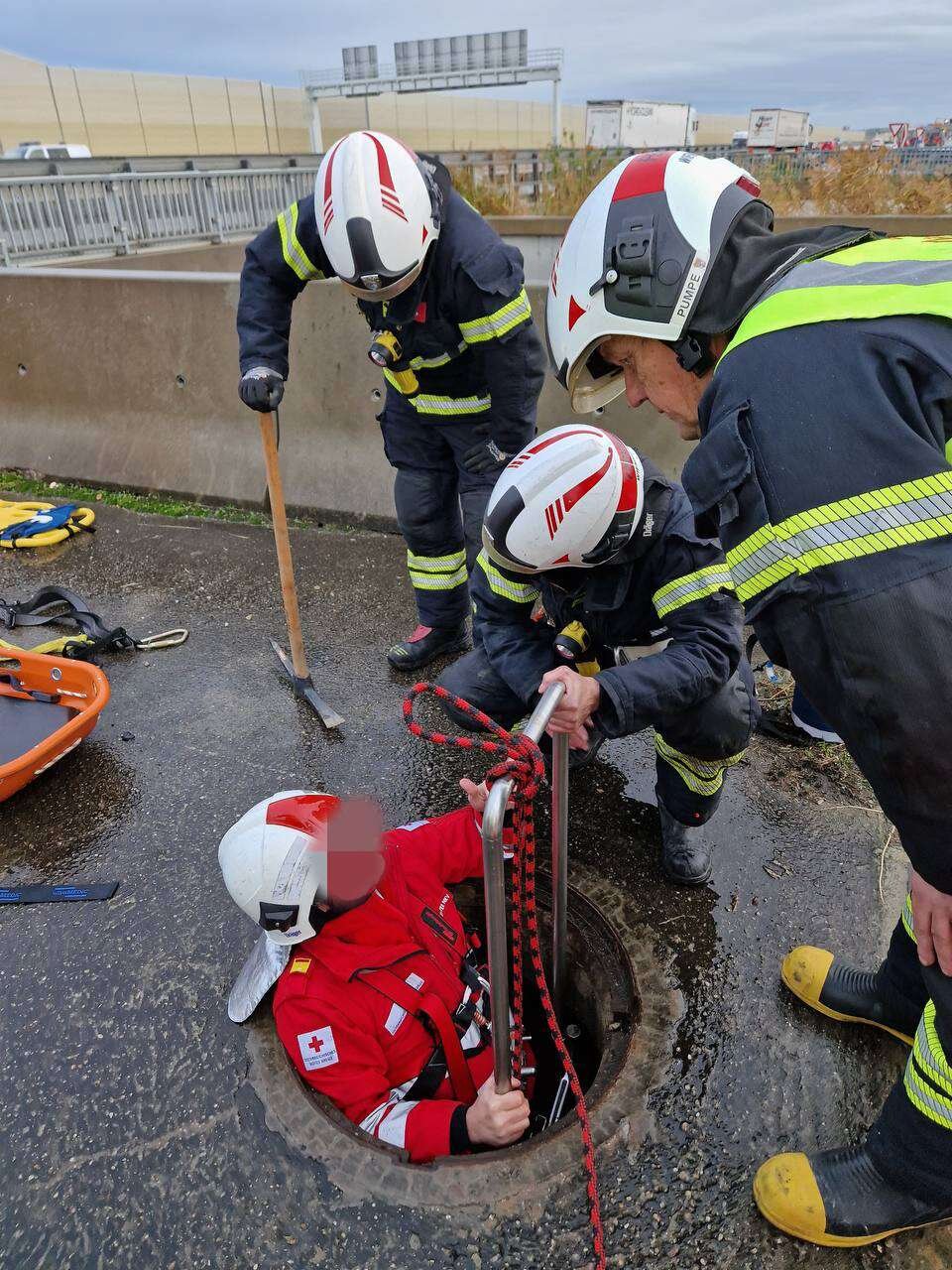 Junger Arbeiter (17) in NÖ Kanalschacht gestürzt