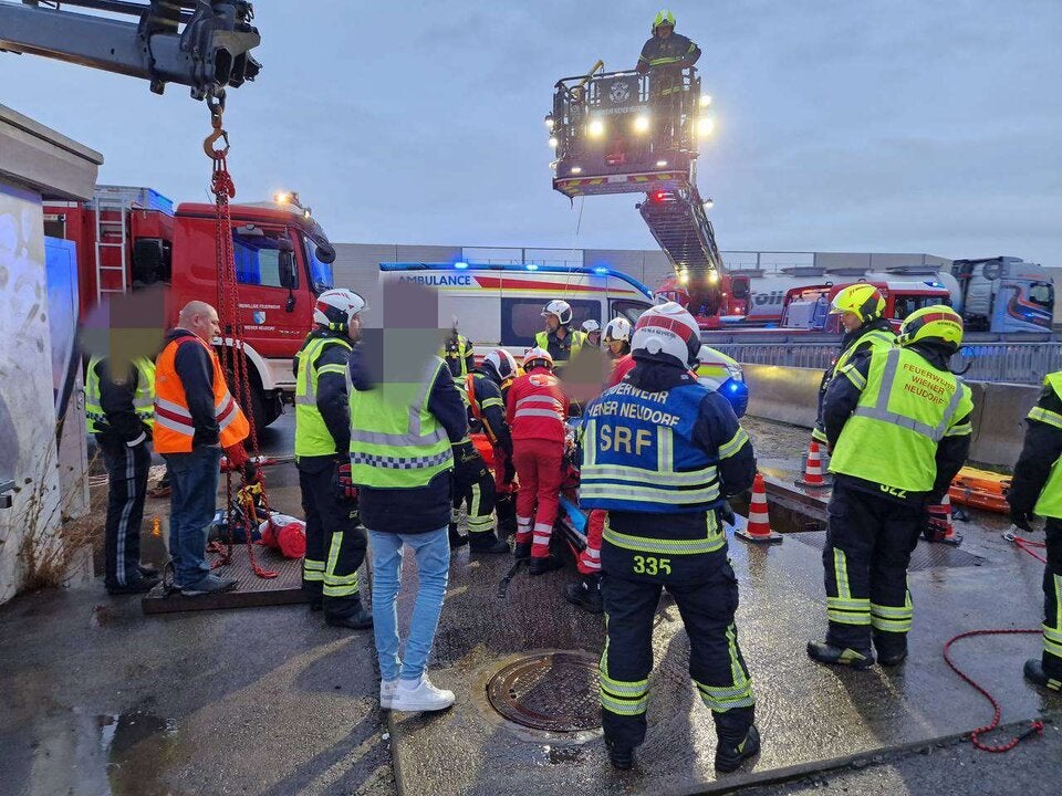 Junger Arbeiter (17) in NÖ Kanalschacht gestürzt