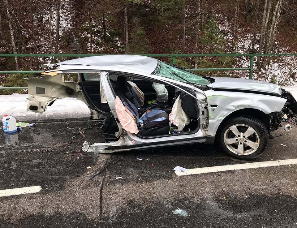 Auto bei Horror-Crash in zwei Teile gerissen