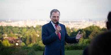 LH Stelzer betont die Wichtigkeit der Mühlkreisbahn.