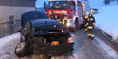 Autofahrer kracht in LKW
