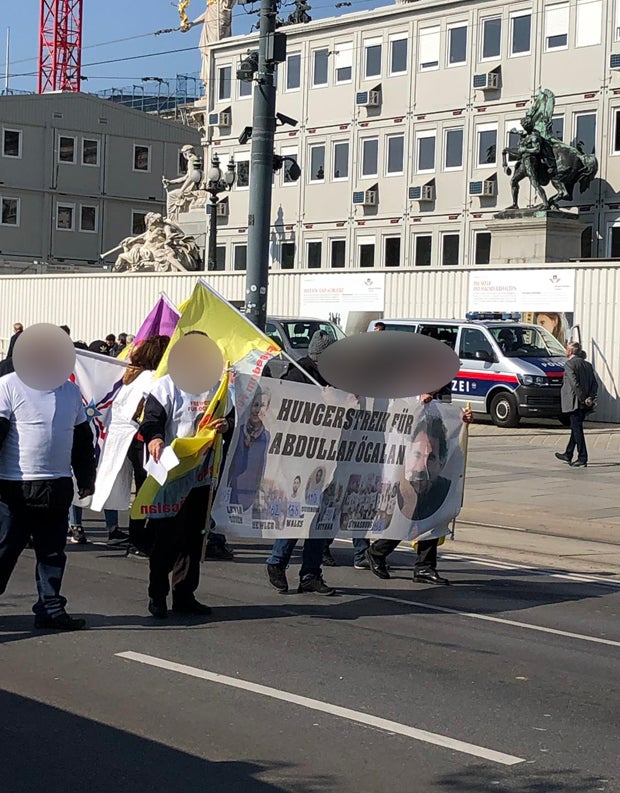 Terror-Organisation PKK marschiert bei 1.-Mai-Aufmarsch mit