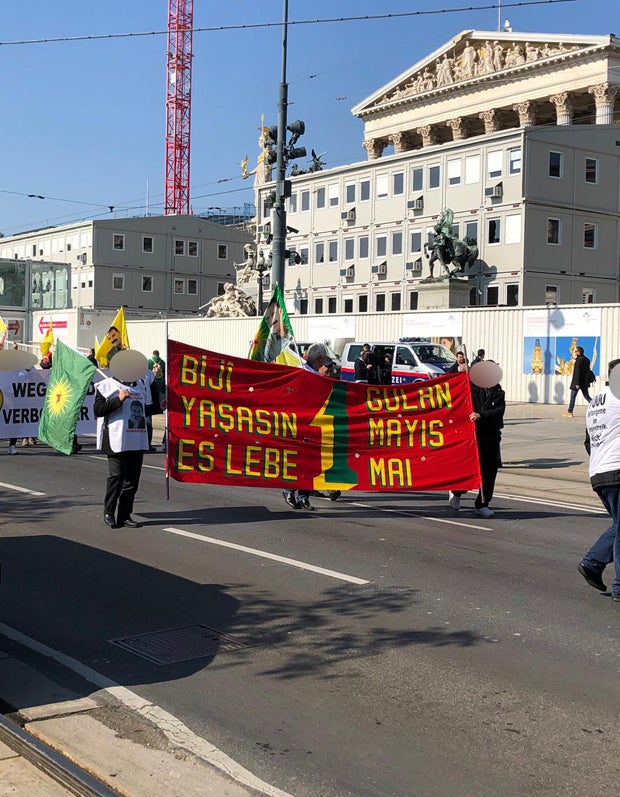 Terror-Organisation PKK marschiert bei 1.-Mai-Aufmarsch mit