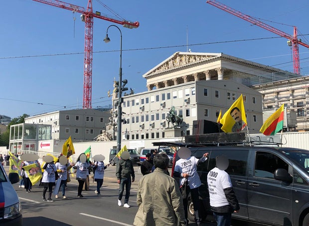 Terror-Organisation PKK marschiert bei 1.-Mai-Aufmarsch mit