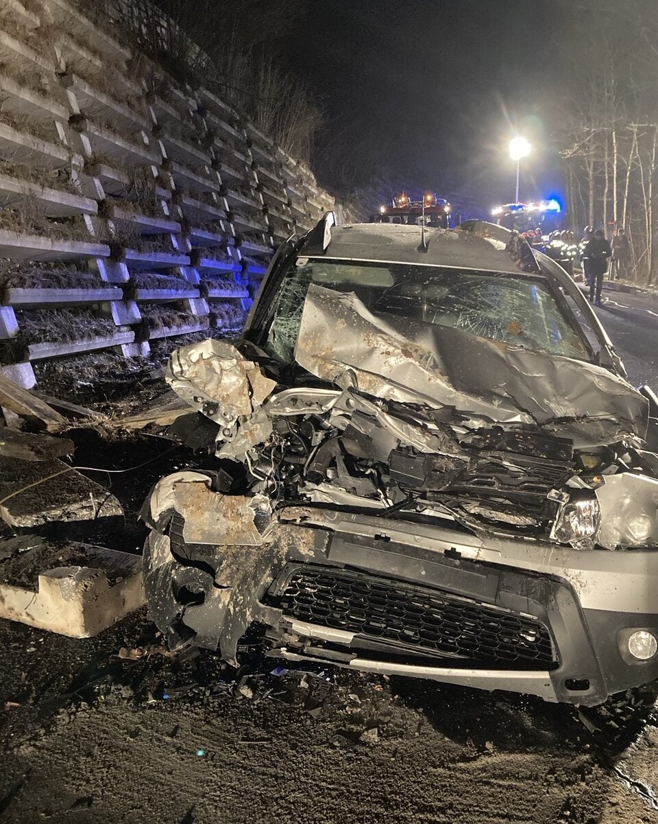 Auto gegen felsen