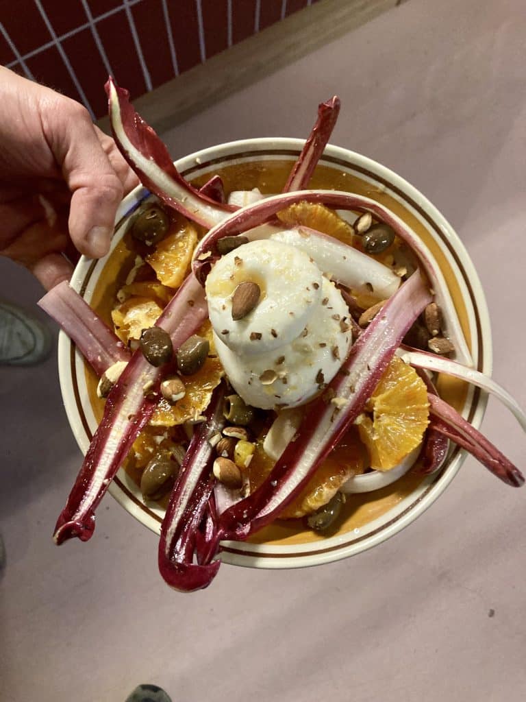 Radiccio-Burrata mit Orangen und Oliven.