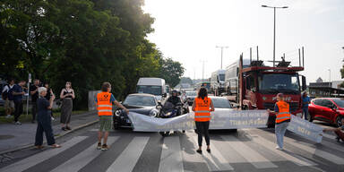 Klima-Kleber blockierten erneut Straßen