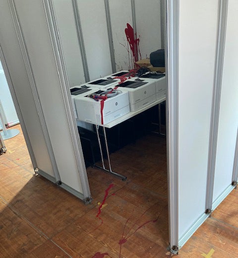 Radikale Impf-Gegner verwüsten Impf-Zentrum