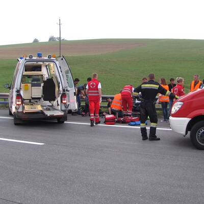  Zwei Notarzt- und acht Rettungswagen rückten aus.