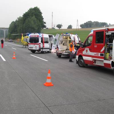 Zwei Notarzt- und acht Rettungswagen rückten aus.