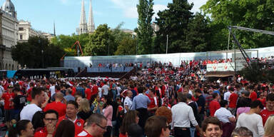 Wiener Rathausplatz schon vor Spielbeginn voll